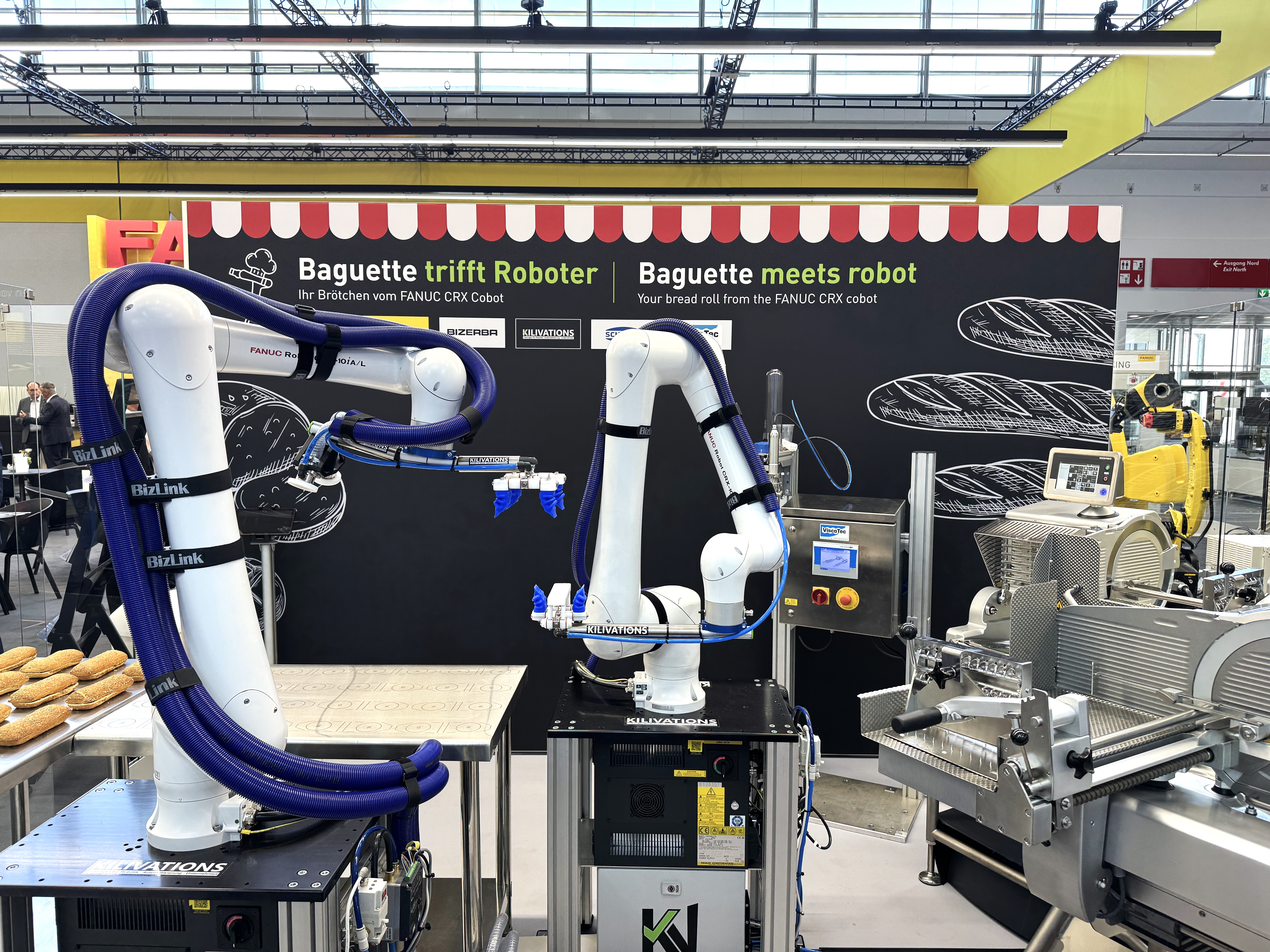 Präzise Automatisierung auf den Punkt gebracht: Die robotergestützte Sandwich-Station vereint Schneiden, Dosieren und Handling.
